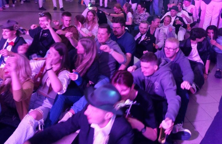 Stimmung im Festzelt beim Schützenfest in NRW