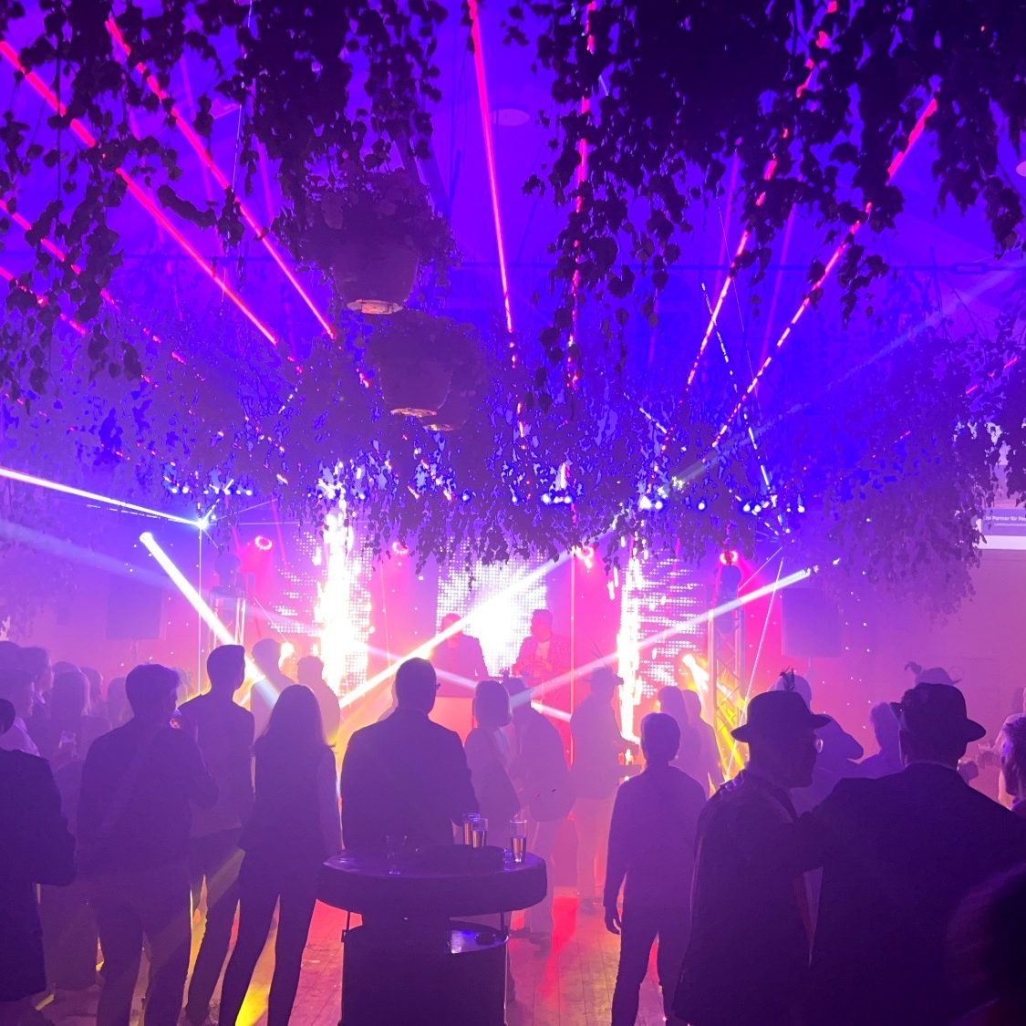 Stimmung im Festzelt bei Schützenball in NRW